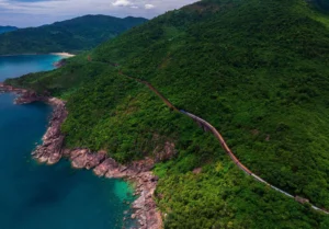 Tàu xuyên núi trên cung đường đẹp nhất Việt Nam