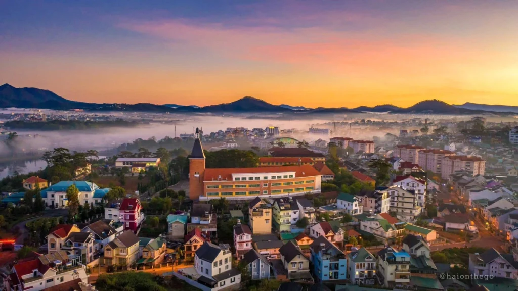 Thuê xe sài gòn đi đà lạt có tài xế 01